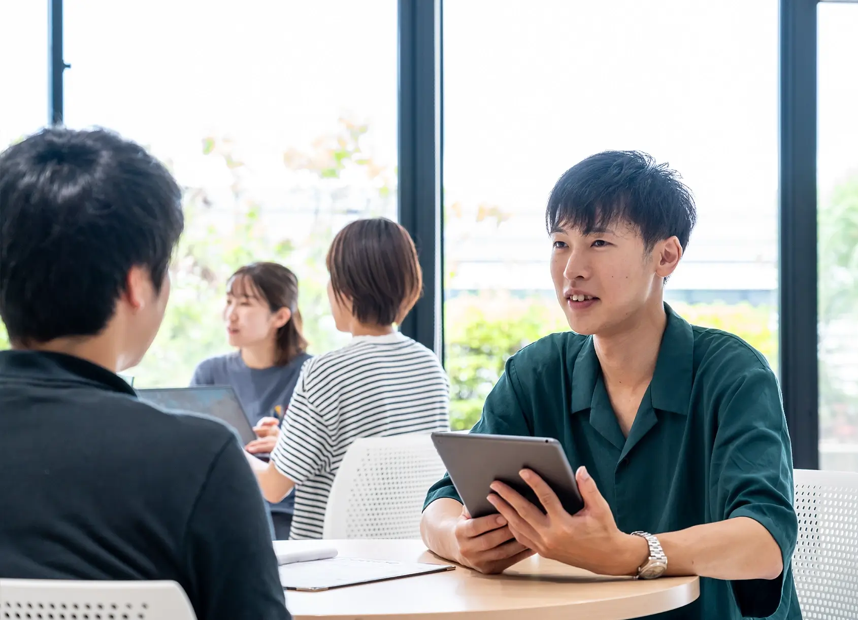 談笑する二人の男性