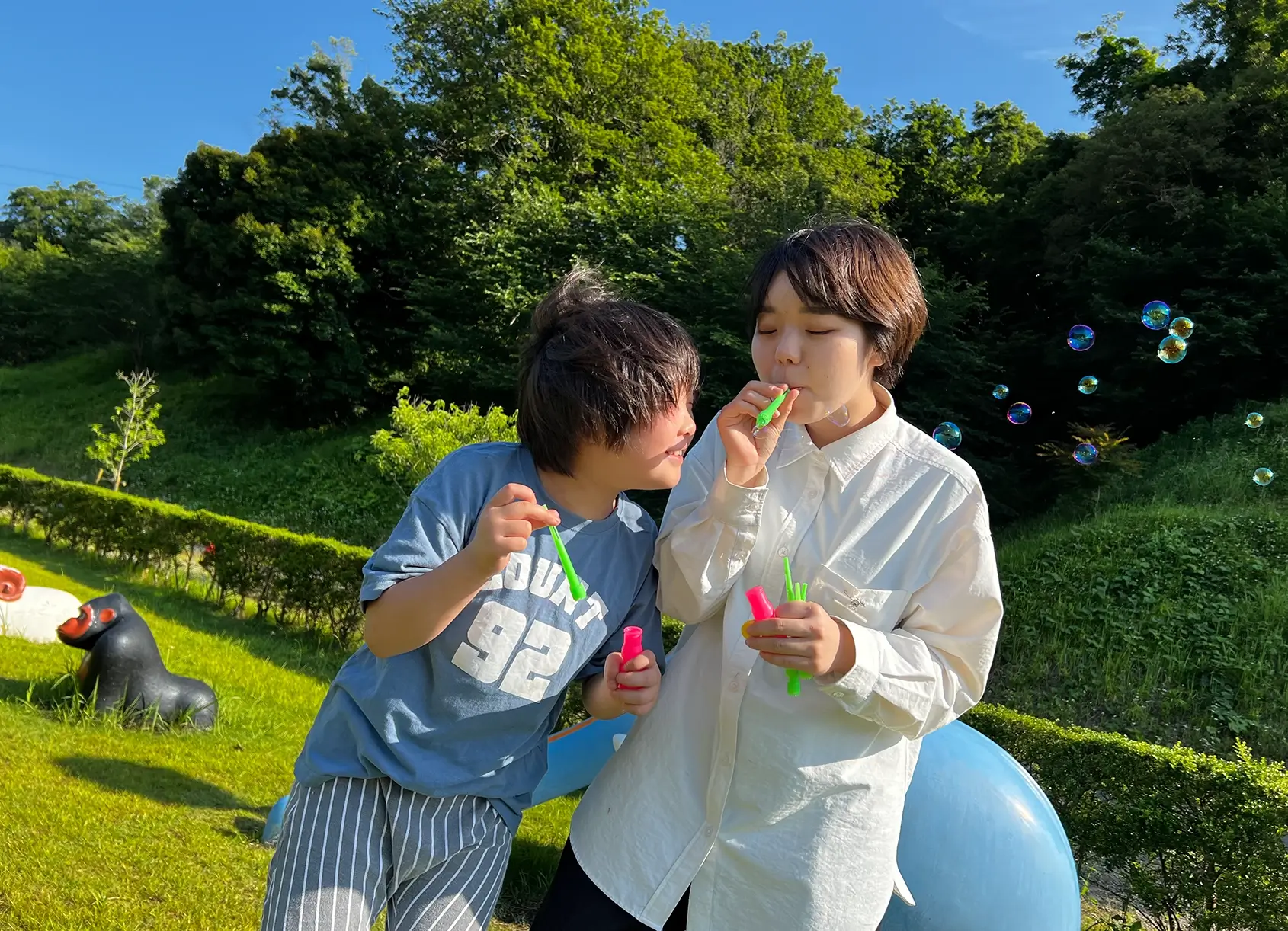シャボン玉をする女性と子供